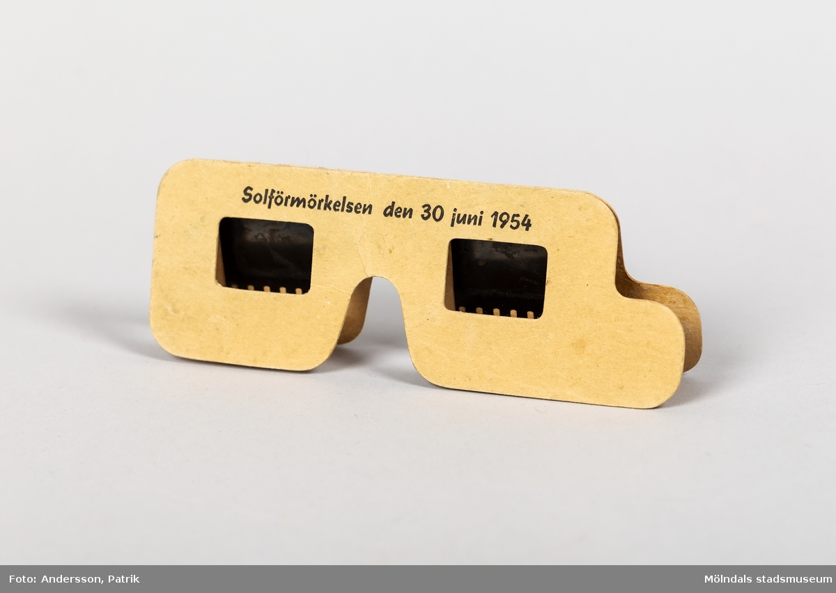 Glasögon tillverkade inför solförmörkelsen, den 30 juni 1954.
Texten: "Solförmörkelsen den 30 juni 1954", finns tryckt på glasögonen.