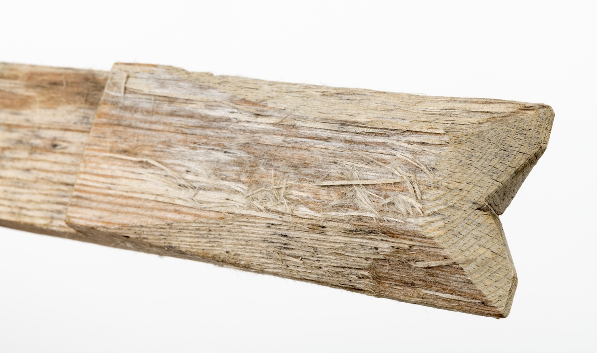 Kortstikke, en av tre gilderstikker brukt til lemfelle for polarrev. Denne stikka har et hakk i den ene enden og et 10 cm langt felt som er tynnere enn resten.