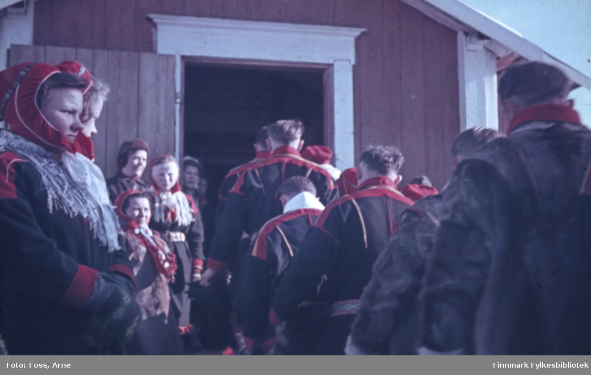 Samisk bryllup i Polmak kirke, 2. påskedag 1947. Brudgommen Samuel Anthi er lett å kjenne igjen på tørklet. Til venstre Anna Pedersdatter Varsi, Inga Ellen Wigelius, Aslak Guttorm og Kristine Guttorm.