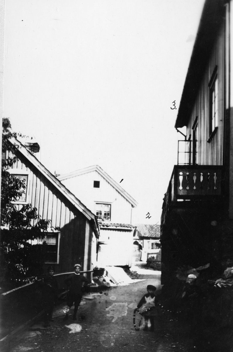 Gateparti i Kragerø - Jøransberg, barn som leker.