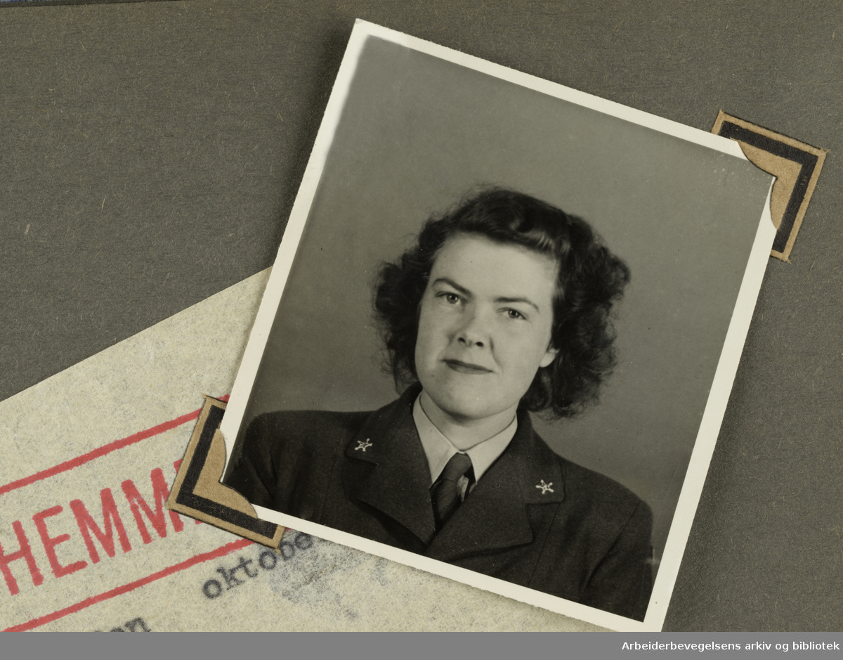 Album laget av Sissel Lie, senere Fosse og Bratz (1922-1983). Foto og utklipp fra tiden hun tjenestegjorde i Den norske hærs kvinnekorps i Storbritannia under andre verdenskrig. Hun oppnådde graden fenrik i kontrolltjenesten. Bildene er fra ca 1942.