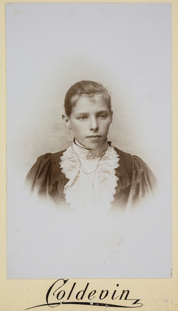Vefsn, Mosjøen. Portrett av Marie Leland som barn (Hertuvikke Pedersen Haugland). Hun ble født i Træna og ble i voksen alder jordmor i Leirfjord.