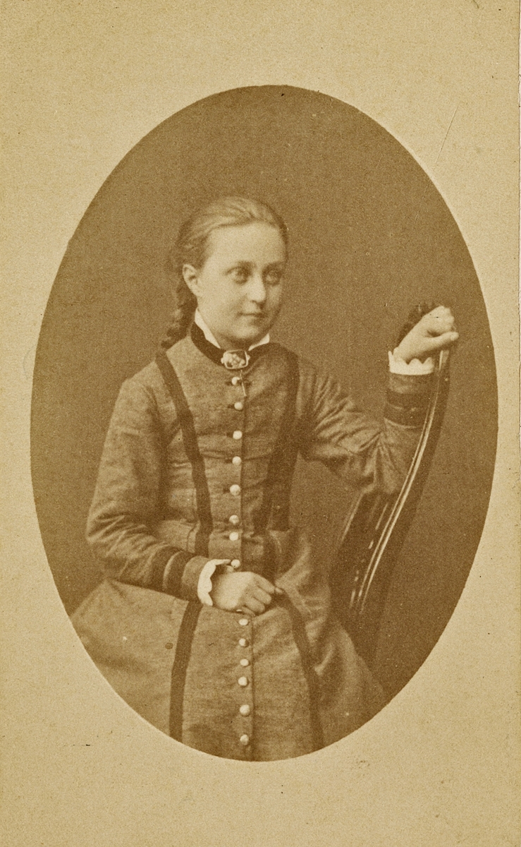 Bildet er datert 1879. Personen på bildet er trolig Barbara Anker Bachke, som ble gift med Bjarne Lysholm august 1889.