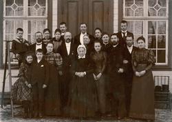 Familiebilde av familien Bachke, tatt ca 1885-1895 . Midt i 