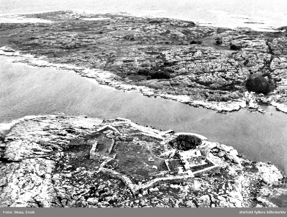 Flyfoto fra sør og øst fra Akerø fort, Hvaler under restaurering 1971. Prospektkort.