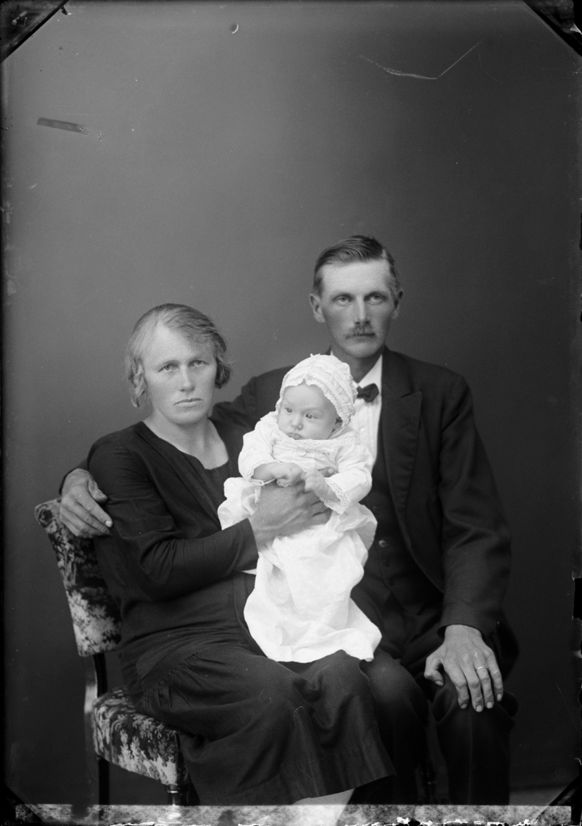 Kvinna och man med ett spädbarn, Östhammar, Uppland