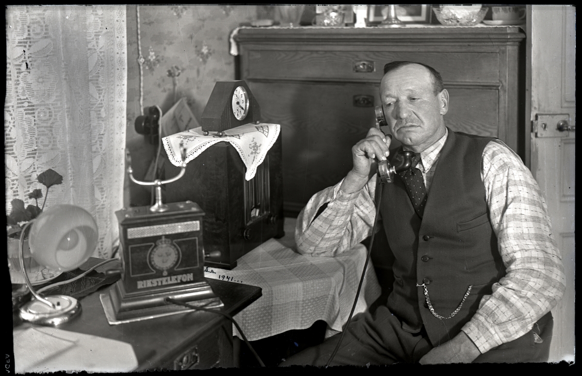 Johan Broberg vid telefonen