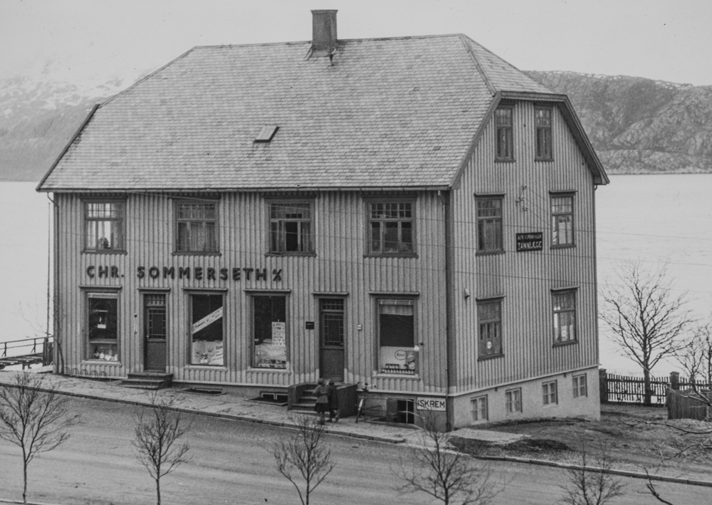 Alstahaug, Sandnessjøen. Sommersethgården i Sandnessjøen, også kalt "Kjellstu". Huset ble bygd i 1930 av Christian Sommerseth fra Sommersete / Sommetseth i Leirfjord.