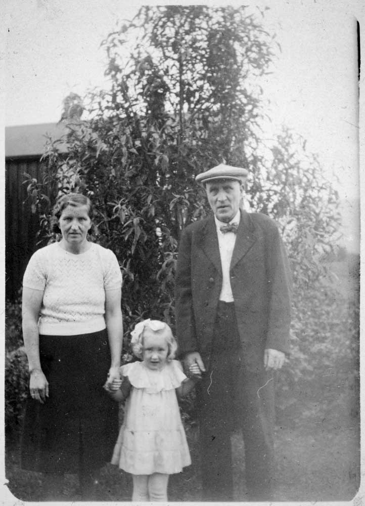 Leirfjord, Ulvangen, Krokvika. Karoline Lunde og Julius Weding med datteren Kitty Weding foran huset på handelstedet Julius drev i Krokvika.