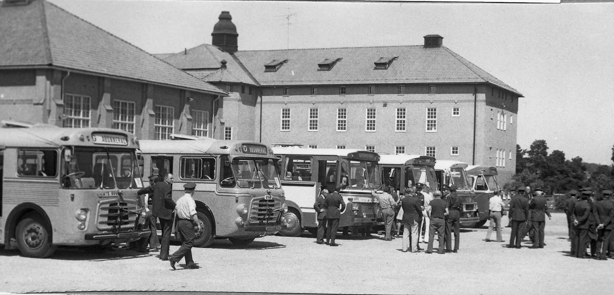 All regementets personal samlas på kaserngården för busstransport till Sundbyholms slott.
Bussindelning, se bild 2.