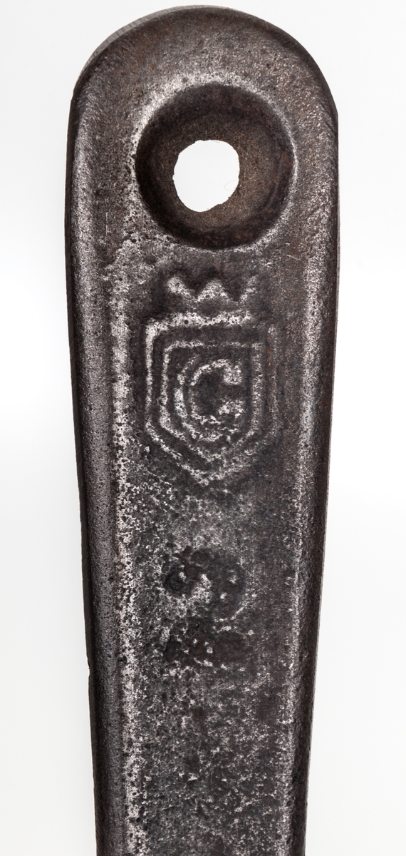 Pannkakslagg. Gjutjärn. På handtaget märkning i form av ett krönt G. 
Diameter 24,4 cm, längd med handtag 39,5 cm.