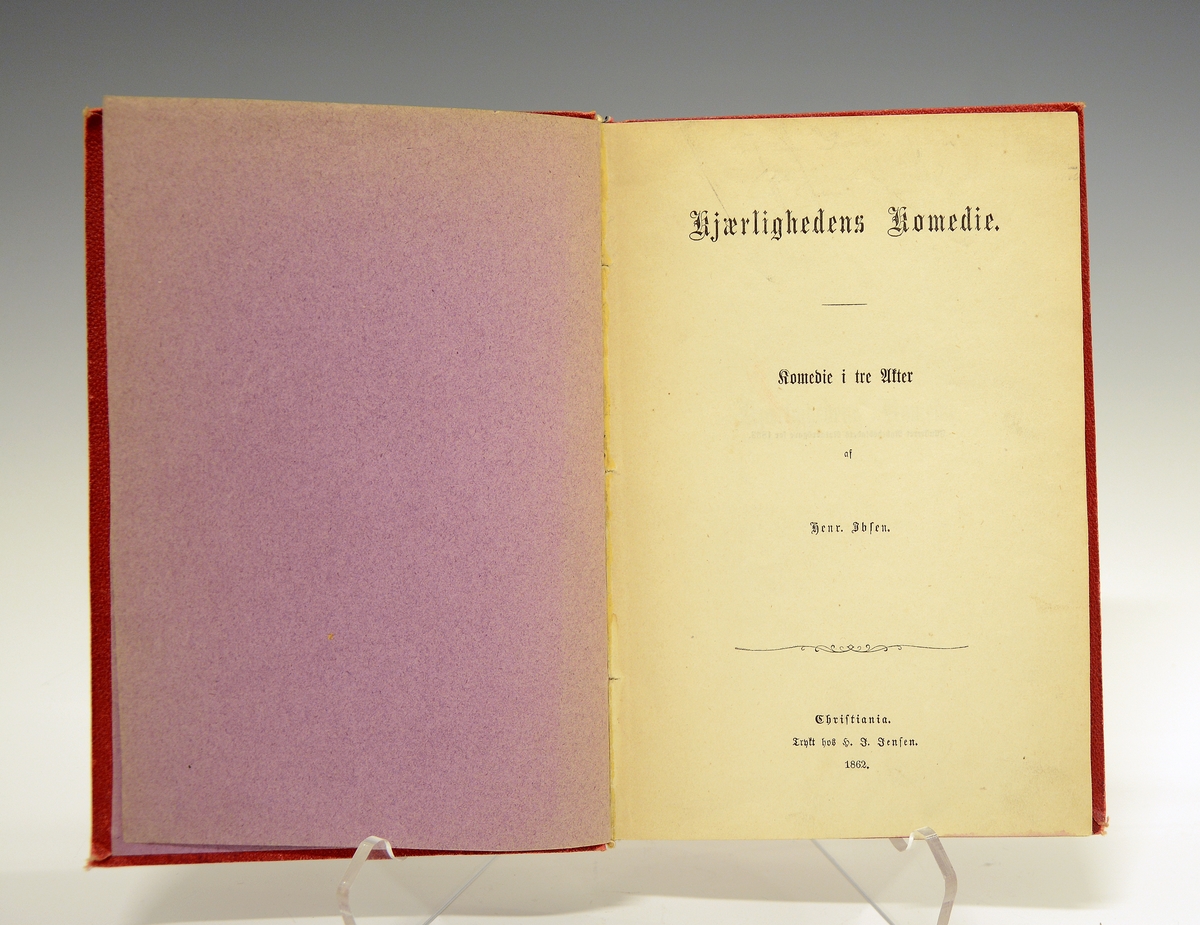 Ibsen, Henrik: Kjærlighedens Komedie. Rødt helshirtingsbind. Christiania 1862.