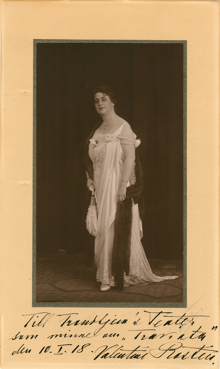 Portrett av Valentin Rostin (Svendsen), med påskrift:
Takk til Trondhjem´s teater som minne om "Traviata" den 10.1.1918. Underskrevet Valentin Rostin.
bilde 2 er en arkivkopi av samme bilde.
