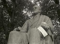 Det ble lagt ned krans på Roosevelt-statuen nedenfor Skansen