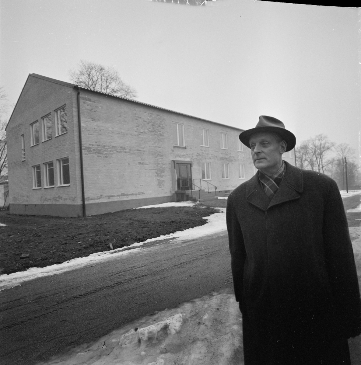 Vägverket, vädirektören framför nya byggnaden, Uppsala 1955