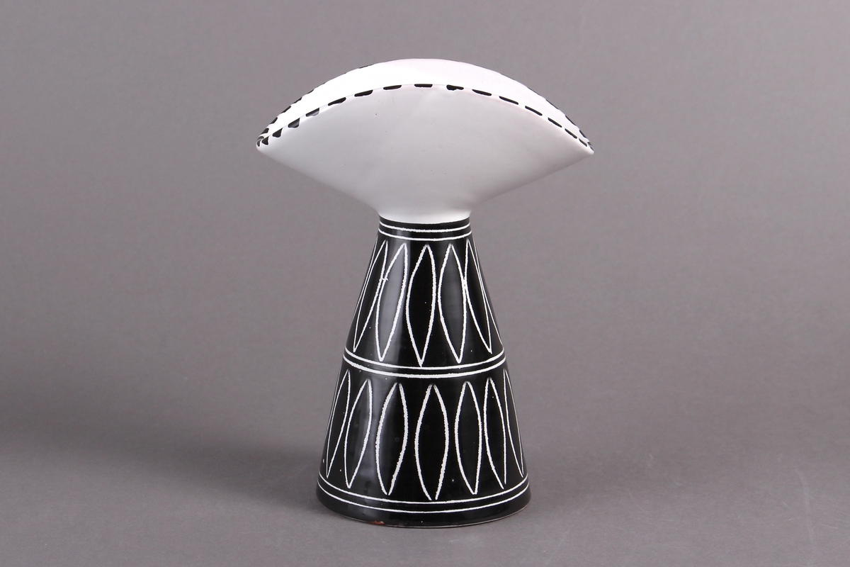 Vase med blank glasur og utvendig dekorert med mønster som består av bladlignende former.