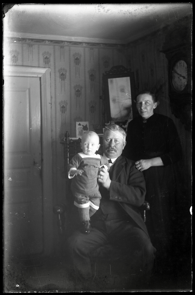 Mjölnare Karl Johansson med hustru Anna och son