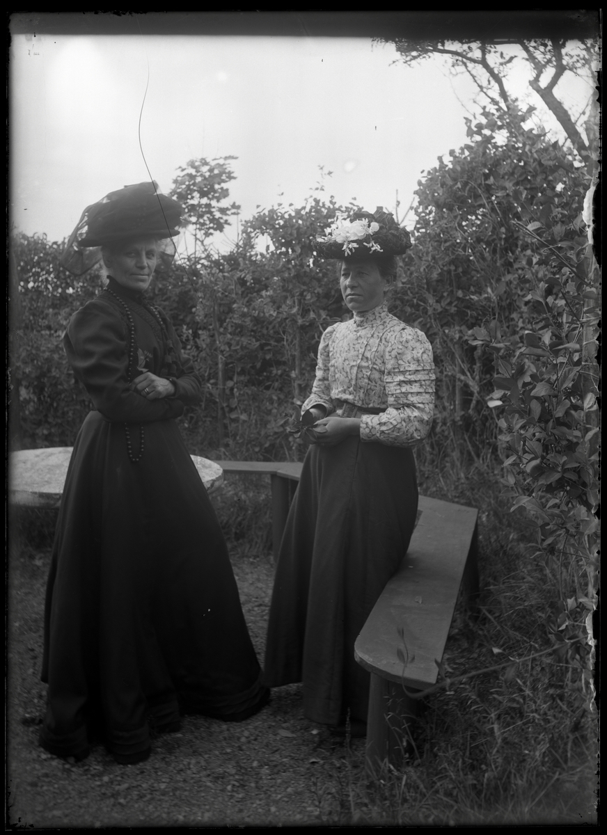 Augusta och Anna på visit på Krusegården