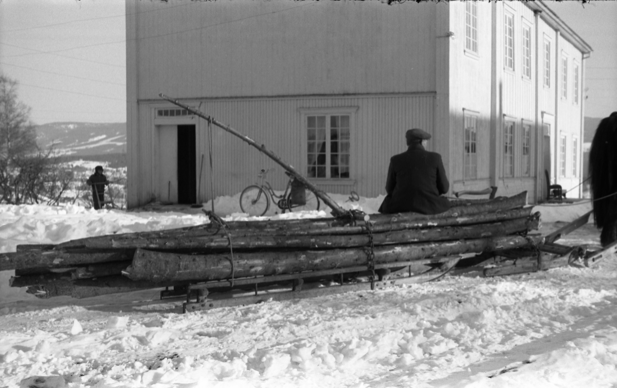 Hest trekker rustning lastet med ved/tømmer. Fire bilder fra gården Gile i Østre Toten, mars 1958. Mannen som sitter på lasset er trolig Martin Grindvoll.