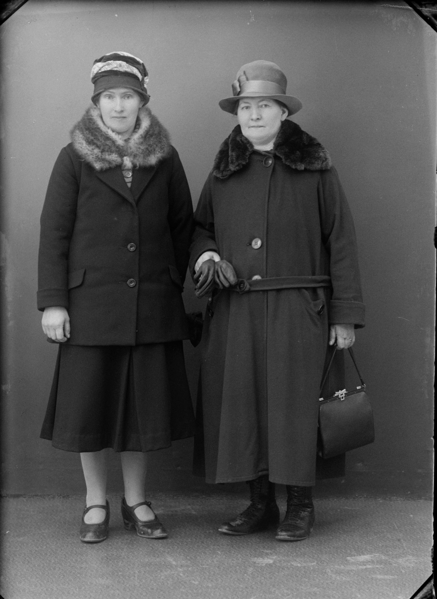Två kvinnor i ytterkläder och hatt, Östhammar, Uppland