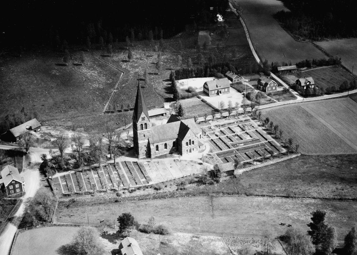 Flygfoto över Lommaryds kyrka i Aneby kommun. Nr R 640.