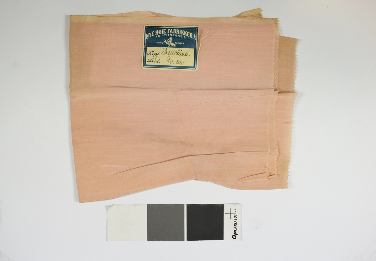 Tekstilprøve av sammenfoldet stoff, med påklistret papirlapp. Ensfarget tynt rosa tekstil.
