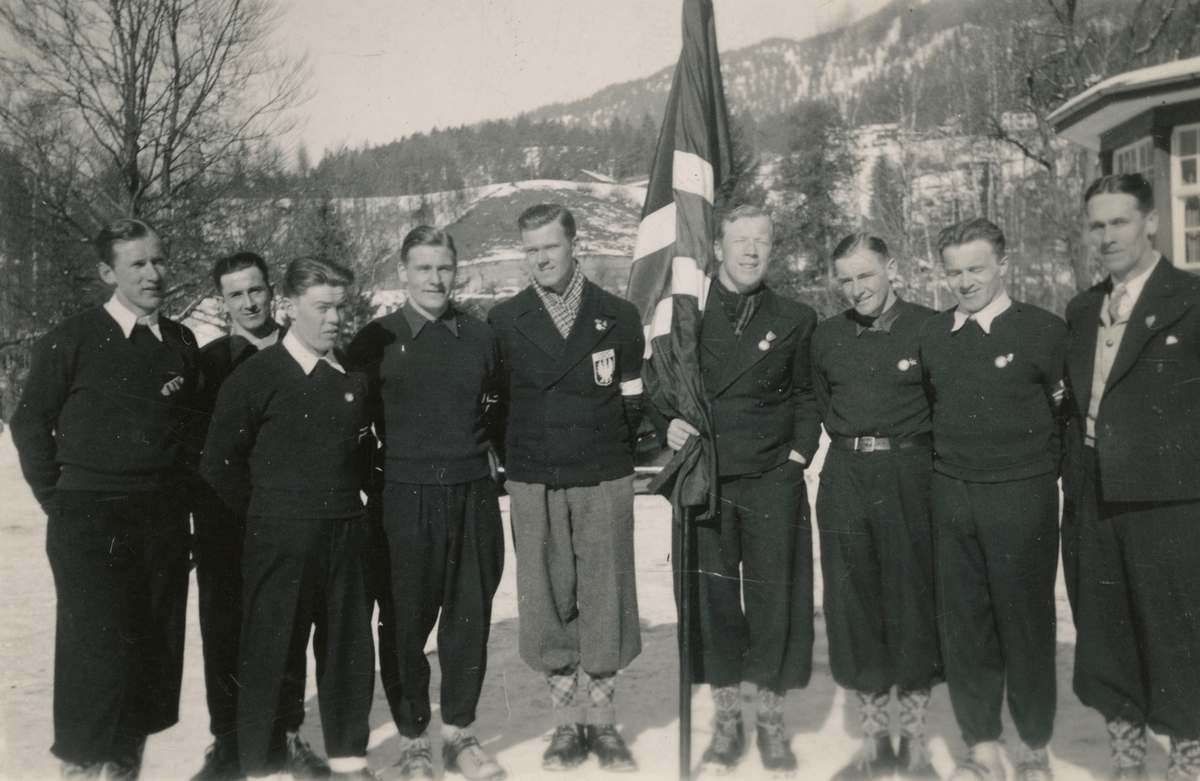 Athlets surrounding Hans Beck with flag