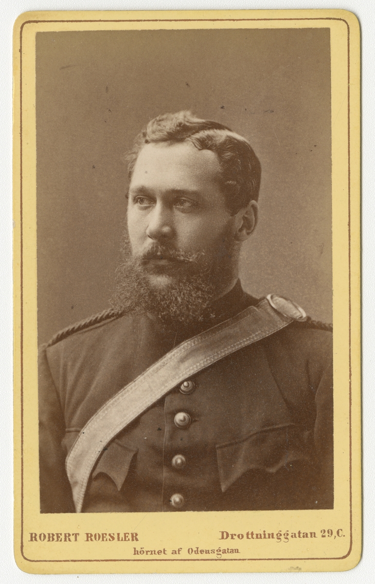 Porträtt av Carl Peter Ekman, officer vid Göta artillerimuseum A 2.

Se även bild AMA.0007189.