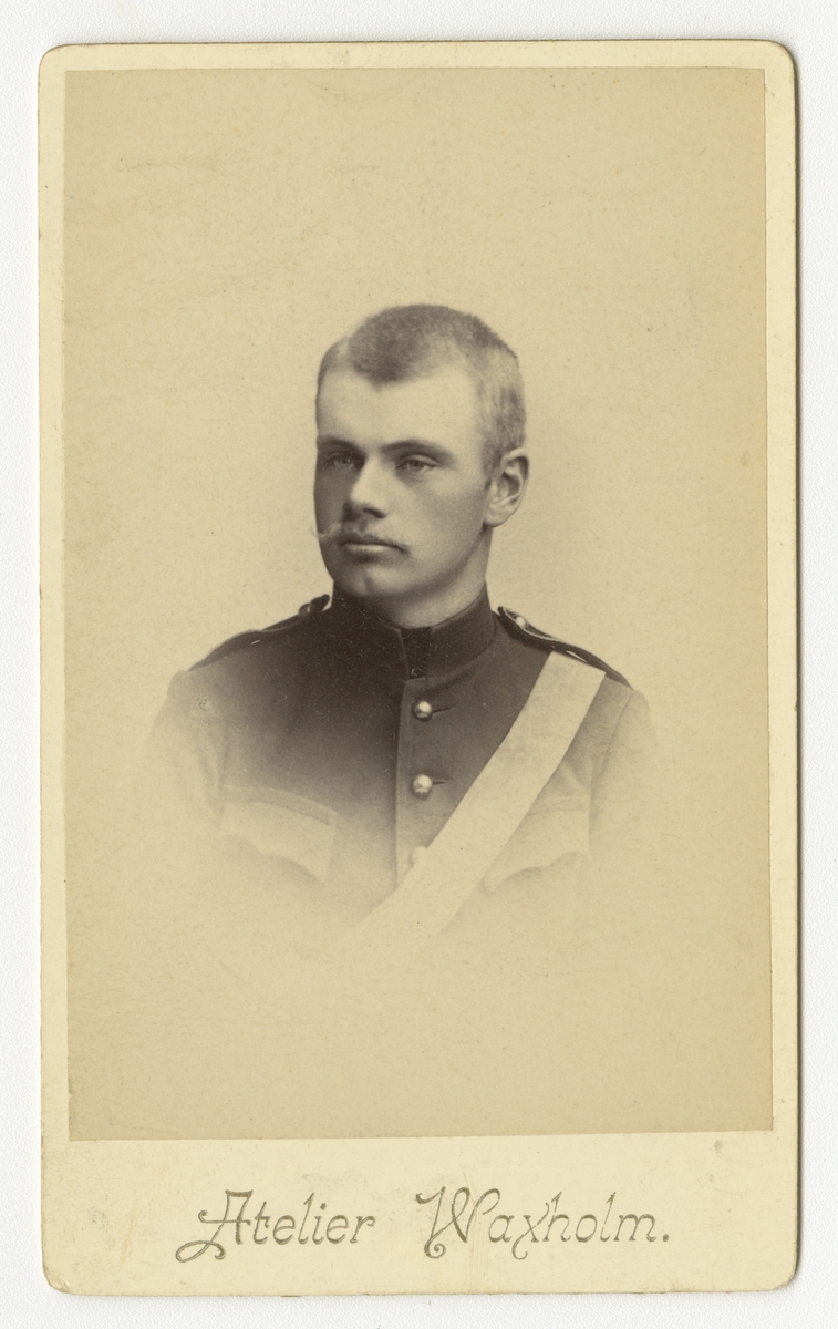 Porträtt av Carl Gustaf Valdemar Hammarskjöld, beväringsartillerist vid Vaxholms artillerikår.