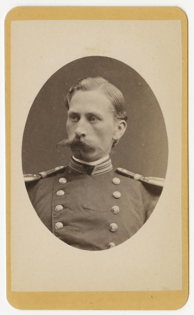 Porträtt av Carl Amandus Hallin, officer vid Skaraborgs regemente I 9.

Se även bild AMA.0002077, AMA.0006718, AMA.0007588 och AMA.0007592.
