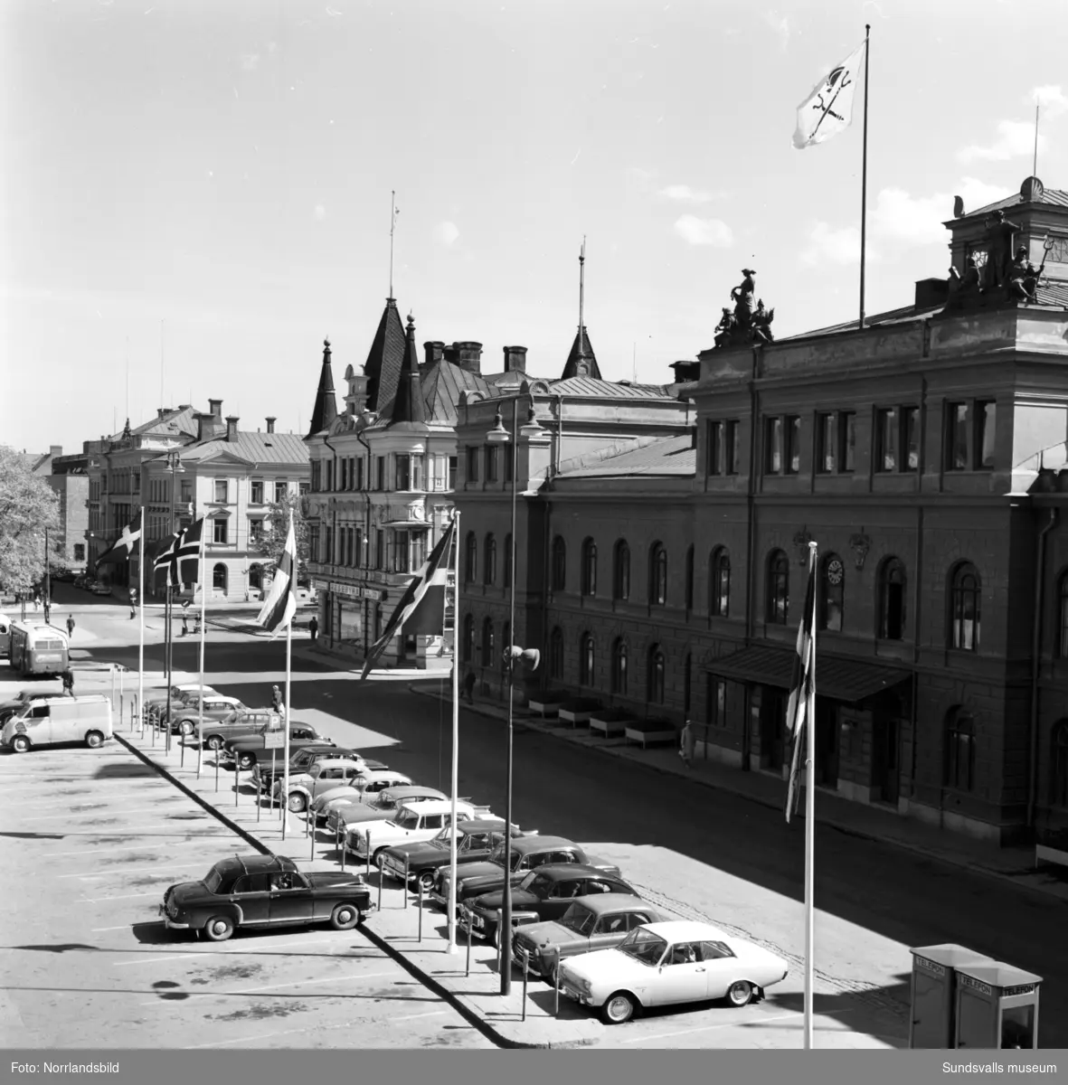 Översiktsbilder över Stora torget med omkringliggande byggnader ...