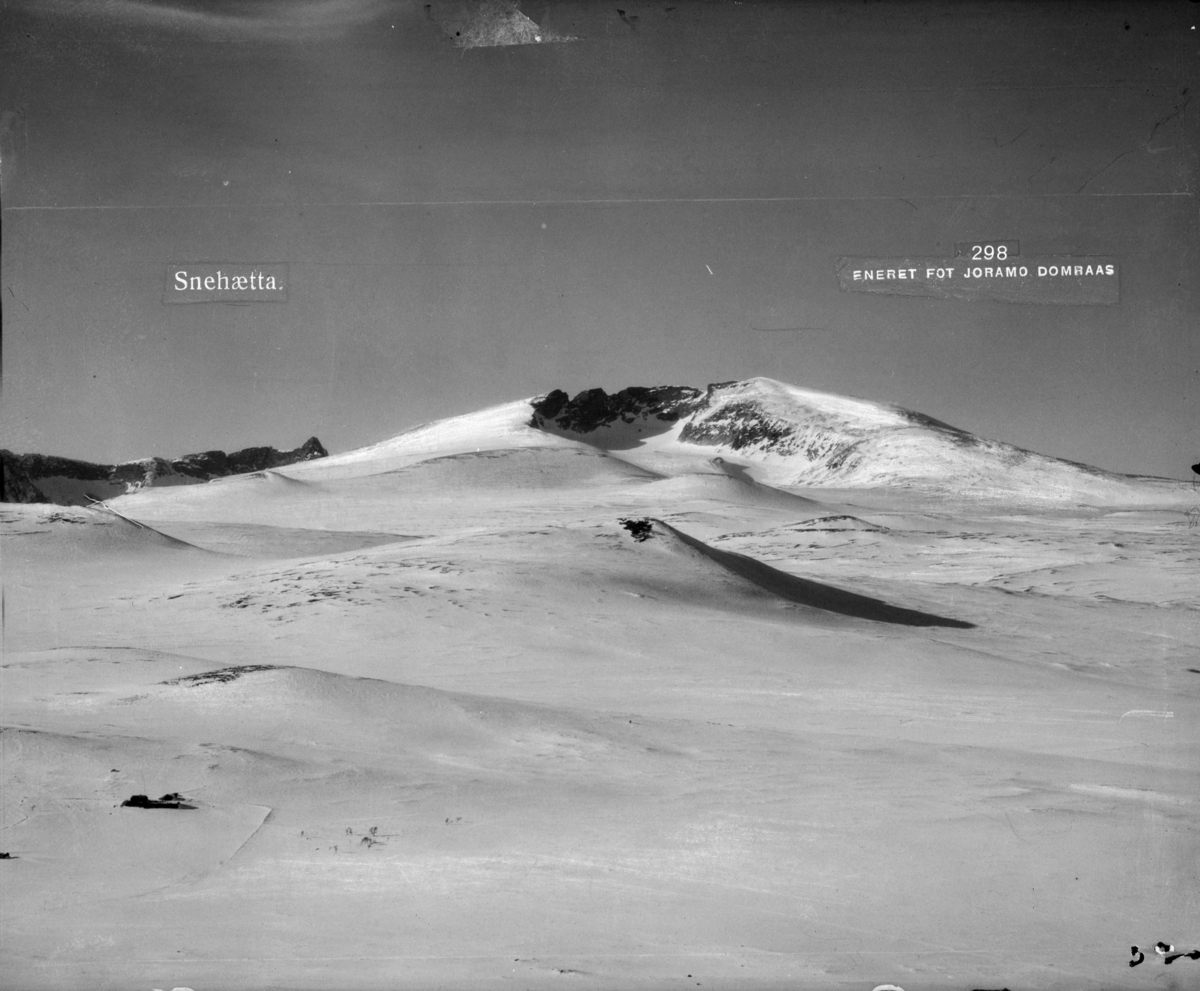 Dovrefjell, utsikt mot Snøhetta, vinter. Påskrift: Snehætta