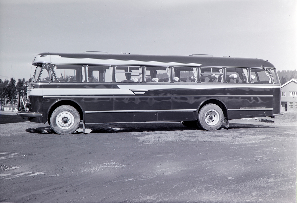 Foto for Harald Jordkjend AS, bilder av Volvo buss, Bussen har rute til Tylldal. Buss levert til Olav A. Hokstad, Tylldalen, i mai 1959. Volvo B615-05 med karosseri fra T. Knudsen i Kristiansand. Registrert som D-25721. Bussen ble i 1969 solgt til Rolf Dypvik, Fosnavåg. Hokstad hadde rute fra Tylldalen til Øvre Rendal og Tynset.