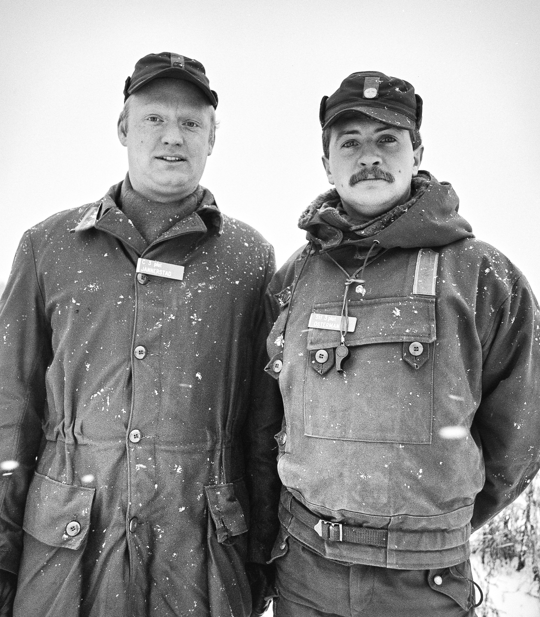 Fänrik Tommy Jannerstad, plutonchef för 3. pluton och sergeant Tommy Österman, stf chef. På plutonen tjänstgjorde också överfurir Thore Lindqvist.

OBS! två bilder.