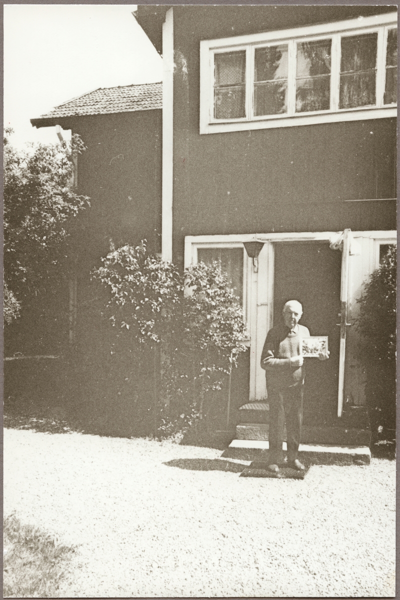 Konservatorn och hembygdsforskaren Sven Lindström, framför det första stationshuset i Gusselbo, där han haft sin bostad sedan 1934. Här poserar han med "älgmärket i guld", som han erhållet av kung Carl-Gustaf, för insater beträffande älghornsmonteringar.
