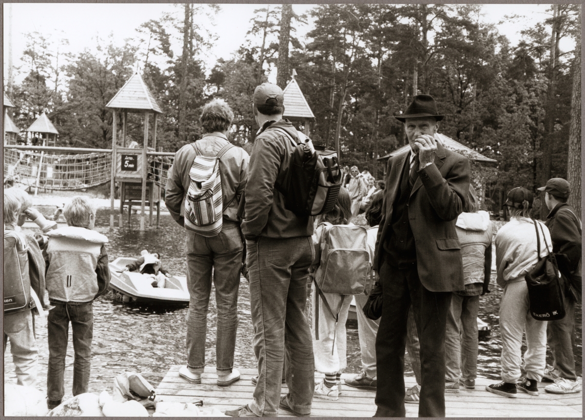 Pensionär och besökare i Parken Zoo på Trafikaktiebolaget Grängesberg - Oxelösunds Järnvägar, TGOJ:s pensionärsträff i Eskilstuna 1989.