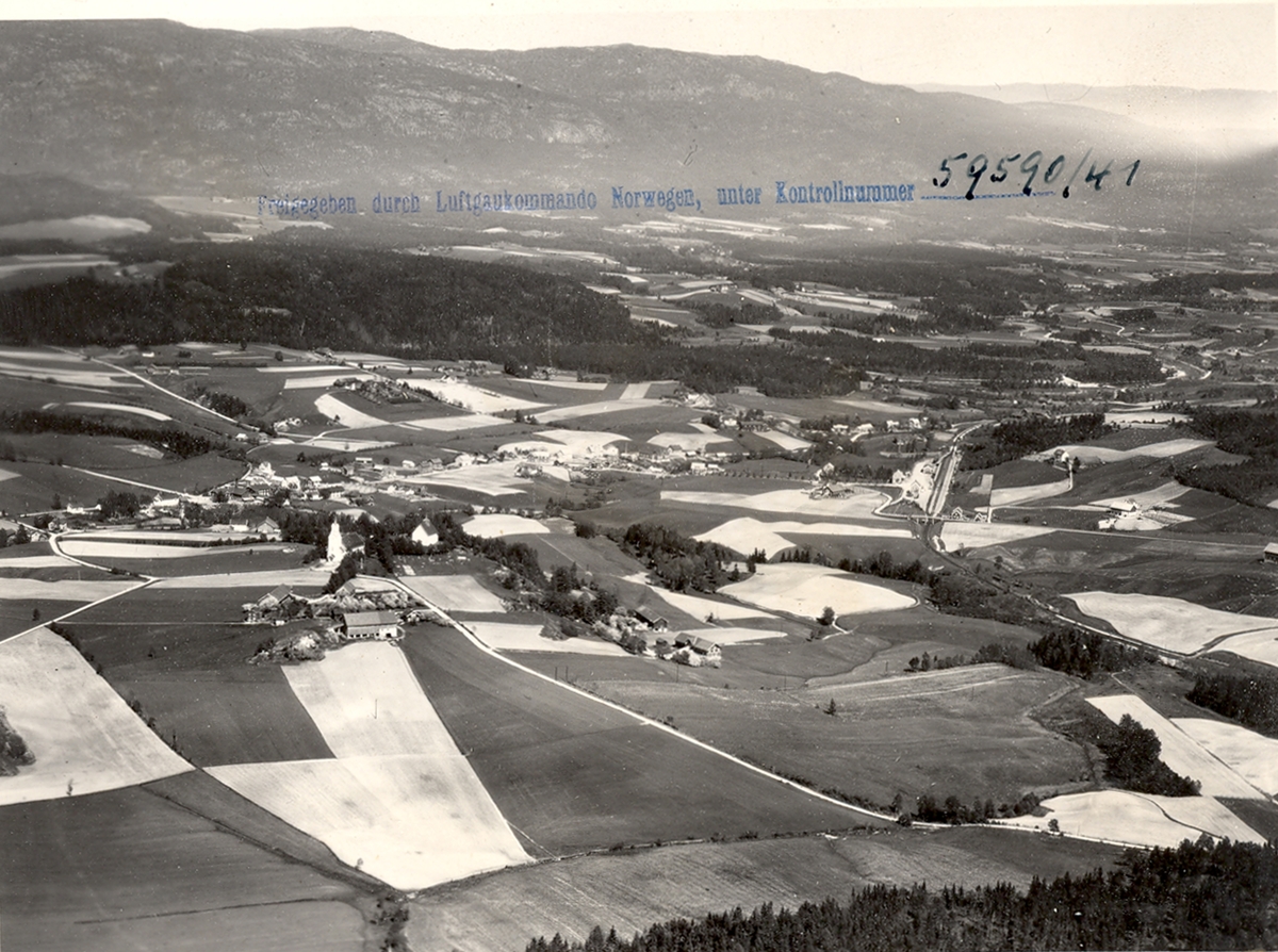 Flyfoto av Bø frå vest. I bildet er bla. Bøhaugen og Bø stasjon.  Tatt 11.4.1951