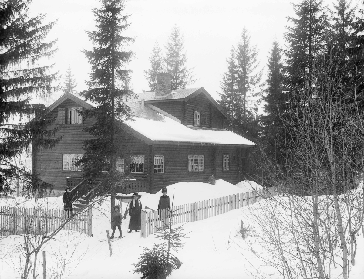 Thomles villa i Bankgata 28, Lillehammer, snø, folk på ski