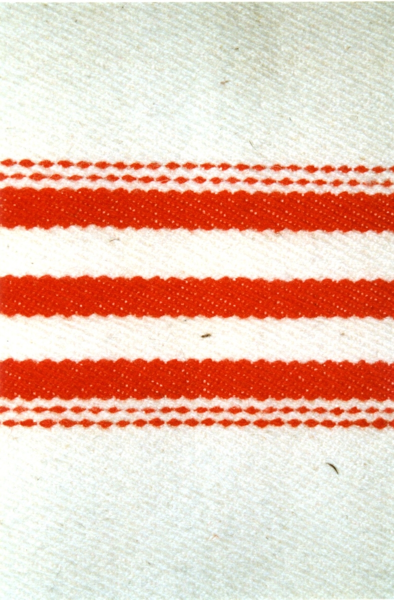 Ullgrein i kypert, 2 tråds firskaft. Brukes på seng som laken.

Mønsterkomposisjon: Hvit bunn med røde striper.

Tilstand: Meget god, nesten som ubrukt.