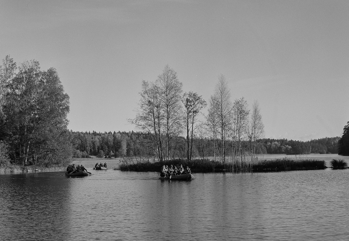 Truppen anländer med patrullbåtar över Magsjön.
Ledare är furir Lars Pihl, senare officer vid regementet.

OBS! två bilder.
