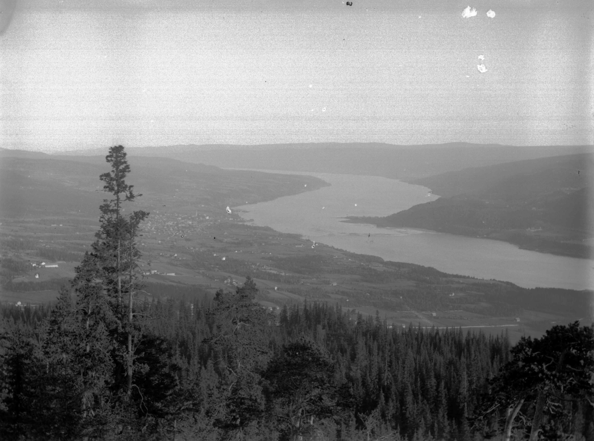 Lillehammer - utsikt fra Balbergkampen over byen, Mjøsa og Lågendeltaet ...