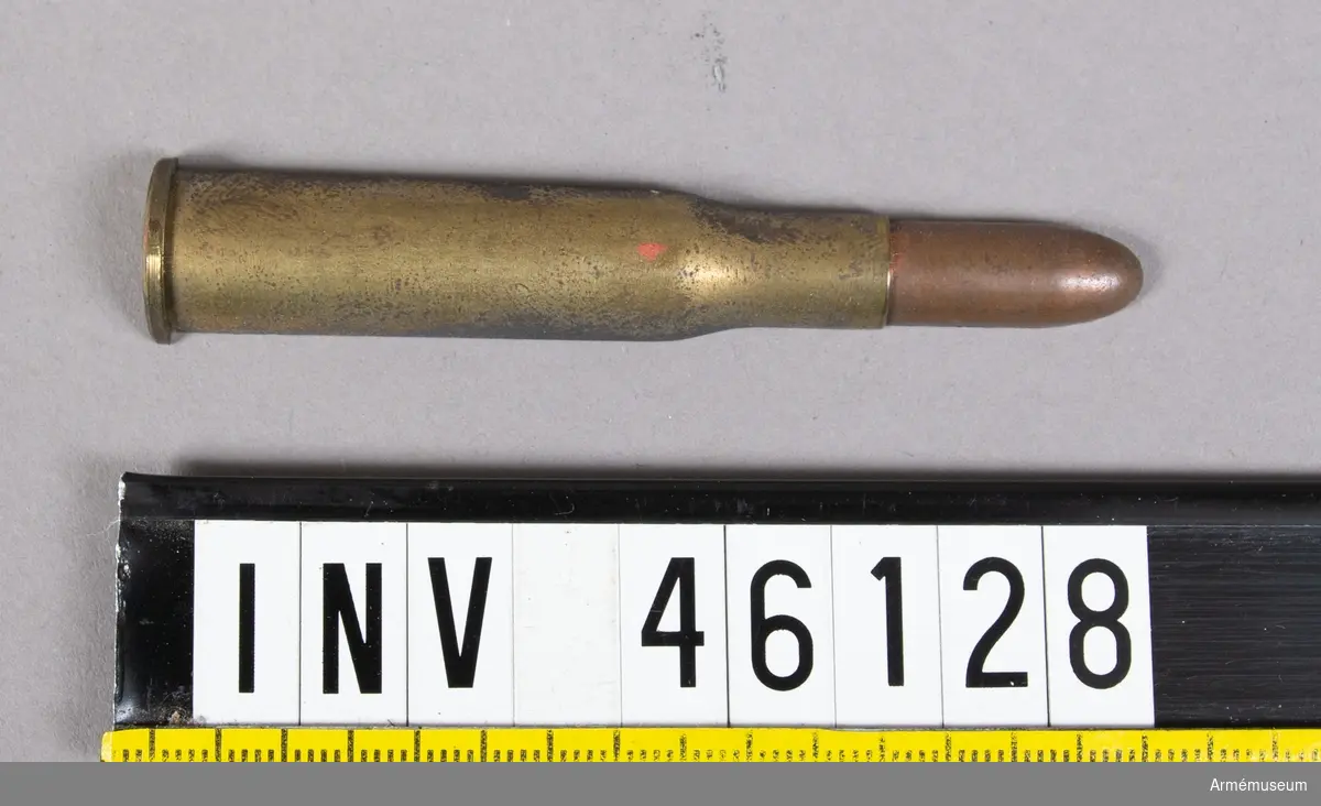 Grupp E V.
Genomskuren patron till 8 mm gevär m/1867-89. Med kopparmantlad kula för för komprimerad svartkrut.