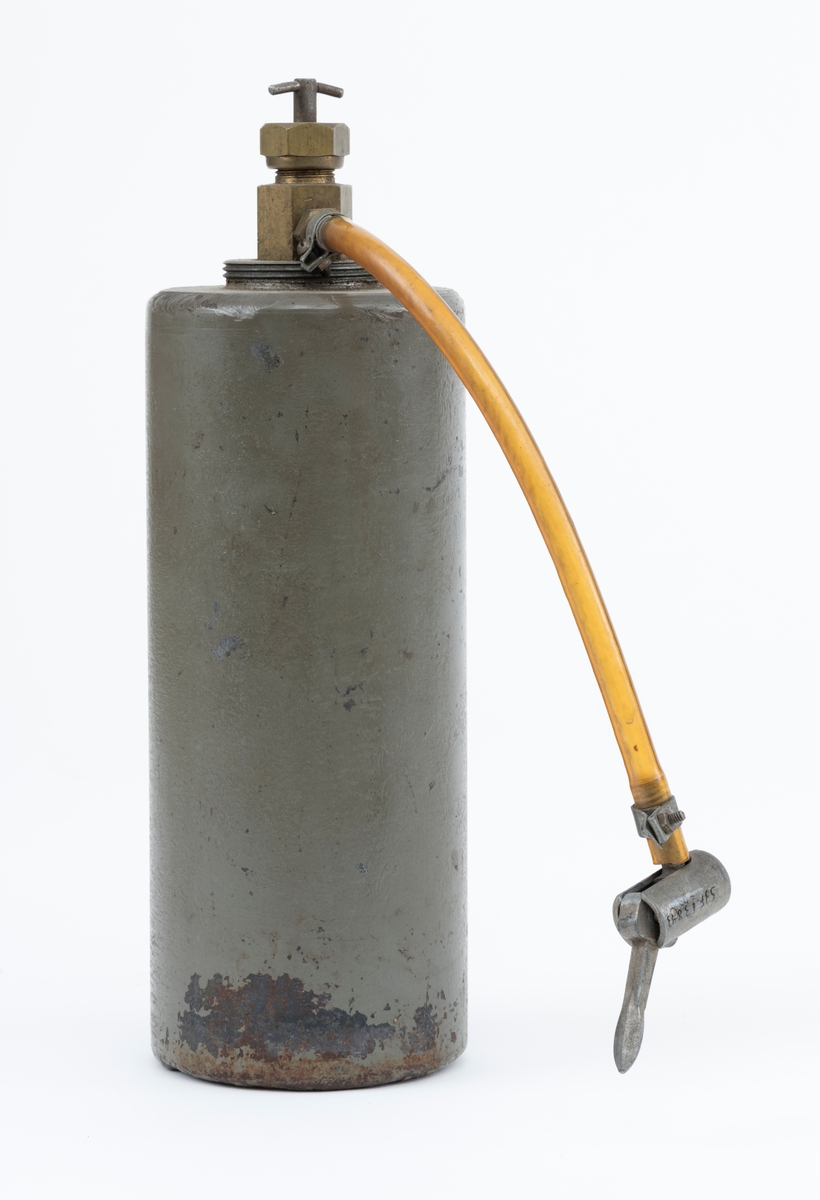 Til motorsag SJF.13843-01 medfølger det en gassflaske, propanflaske, med slange til å koble på sagas håndtaksbøyle for å fylle denne med gass slik at den starter.