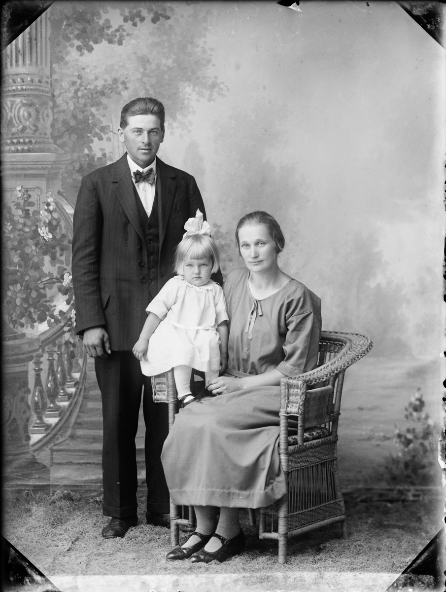 Ateljéporträtt - familjen Hugo Andersson från Kallerö, Uppland