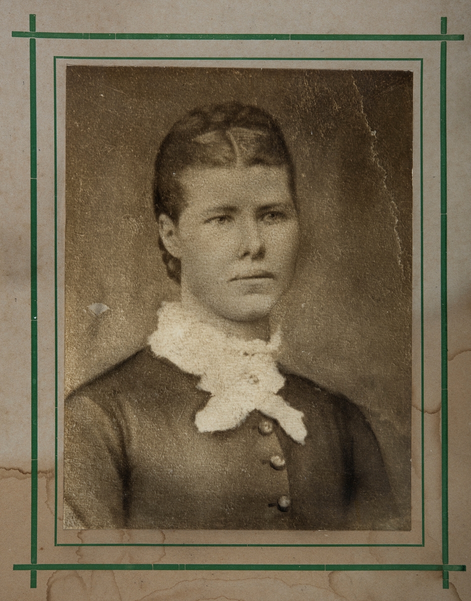 Portrett av dame. Syverine Andersdatter Sveum? (død 1901) Fra Sveum av Søndre Tomter g/br.nr 60/5