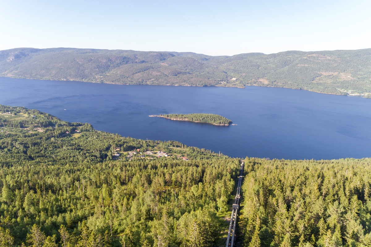 Innsjøen Eikeren med røyrgata til Hakavik kraftverk.