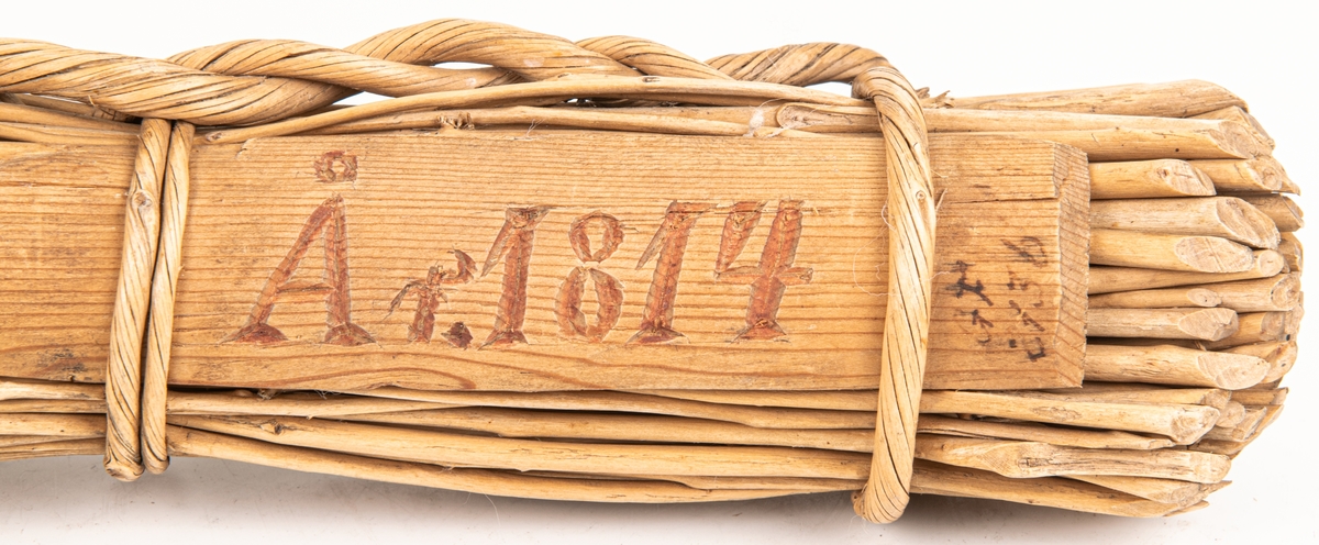 Visp "brudvisp" av ris. realtivt stor, av björkkvistar, bindning med träband. längd 52cm. I bindningen är insatt en skiva med inskuret och rödmålat "År 1814".
