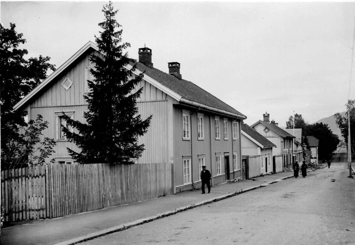 Bolighus på vestsiden av Storgata mellom Søndre gate og Mathiesens gate, Storgata 14 (nærmest) og 22