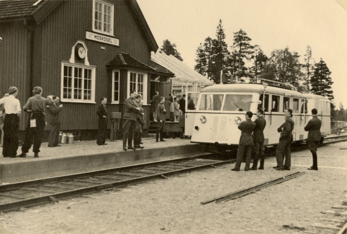 Text i fotoalbum: "16. juli 1938 startade hfk (högre fortifikationskurs) en långresa med inlandsbanan från Östersund till Gellivare. Vår trogna rälsbuss vilar sig."
