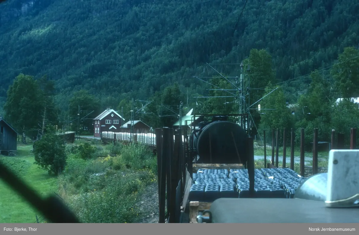 Godstog på Rjukanbanen passerer Miland stasjon, sett bakover fra lokomotivet